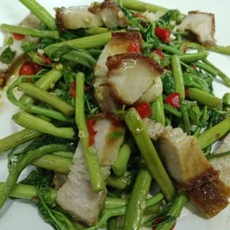 ผัดผักกระเฉดหมูกรอบ