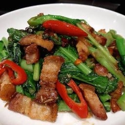 ข้าวผัดคะน้าหมูกรอบ