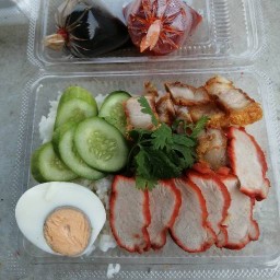 ป้าอ้วนข้าวหมูแดง + หมูกรอบ