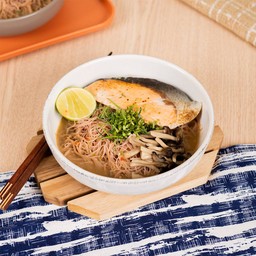 หมี่ข้าวกล้องแซลมอนราดซอสต้มยำ