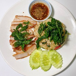 ข้าวคลุกกระเพรากรอบคอหมูย่าง