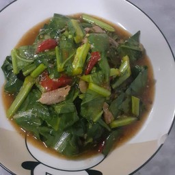 คะน้าผัดปลากระปอ๋ง