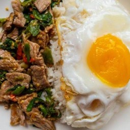 กระเพราเนื้อราดข้าว