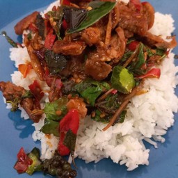 จระเข้ผัดเผ็ดเป็นกับข้าว