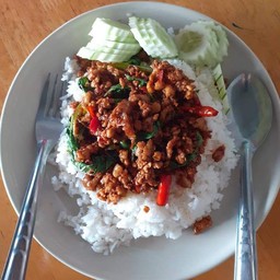 กระเพราหมูสับราดข้าว