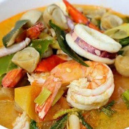 ต้มยำรวมมิตรน้ำข้น กุ้ง ปลาหมึก หมู