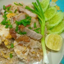 ข้าวผัดหมูกรอบ