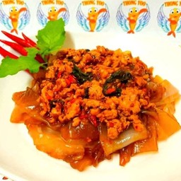 เส้นใหญ่ผัดกะเพรา (ใส่เนื้อสัตว์ตามที่ชอบ)