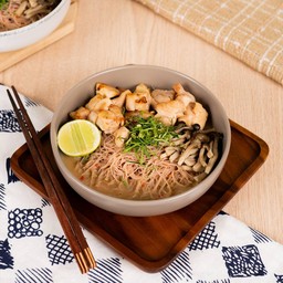 หมี่ข้าวกล้องไก่ย่างถ่านราดซอสต้มยำ