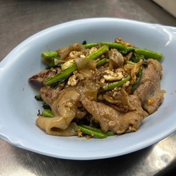 เส้นใหญ่ผัดซีอิ๊ว (หมู) Yai See Eiw