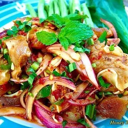 ยำหมูพริกเผาแซ่บ