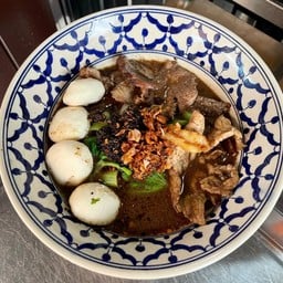 เส้นบะหมี่หมูน้ำตก