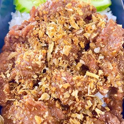 เนื้อทอดกระเทียม  ราดข้าว