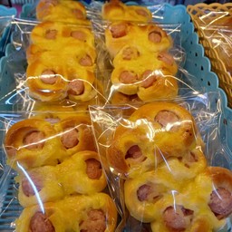 ขนมปัง ใส้กรอกน้ำสลัด