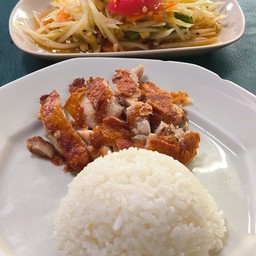 ข้าวมันส้มตำ มีไก่ทอดอยู่ในชุด