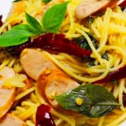 สปาเก็ตตี้ผัดพริกแห้งไส้กรอก