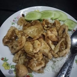 ไก่ กระเทียม ราดข้าว