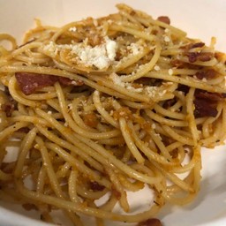 สปาเก็ตตี้ ไข่เค็มเบคอนกรอบ
