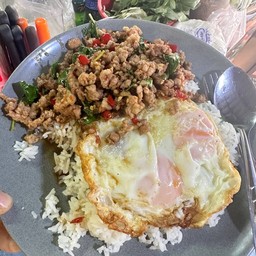 ข้าวราดกะเพราหมูสับไข่คู่
