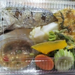 ข้าวปลาทูทอดผักต้มชะอมทอด