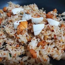ข้าวผัดน้ำพริกกากหมูไข่เค็ม
