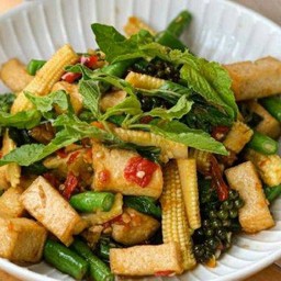 กระเพราเต้าหู้ผักรวมเจ