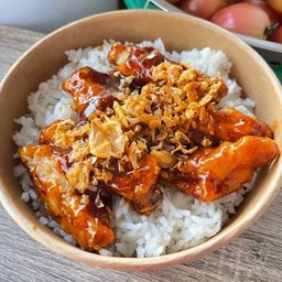 ข้าวไก่ทอดราดซอสสะใจ