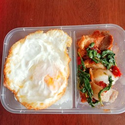 ข้าวกะเพราหมูกรอบ+ไข่ดาว