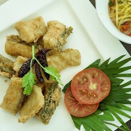 ปลากระพงทอดน้ำปลาและยำมะม่วง