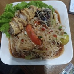 ตำเส้นเล็ก+หมูกรอบ