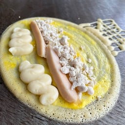 ไข่  ไส้กรอก  ไก่สับ  + ครีม