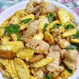 ผัดข้าวโพดอ่อนราดข้าว