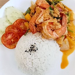 ข้าวราดผัดผงกะหรี่กุ้ง