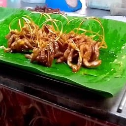 ยิ่งยงหมูทอดแดดเดียว ตลาดโบว์ลิ่ง(หน้าเซเว่นจันทบุรี2))