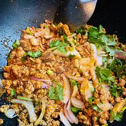 คุณเหยิน ข้าวยำไก่ทอด,เมี่ยง,น้ำพริกกะปิ