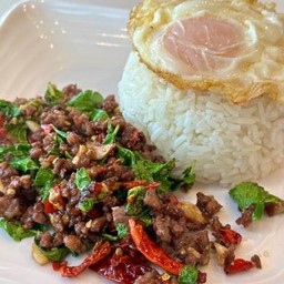 กระเพราเนื้อสับ (ราดข้าว)