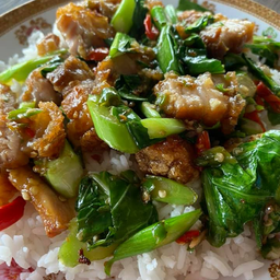 ข้าวคะน้าหมูกรอบ