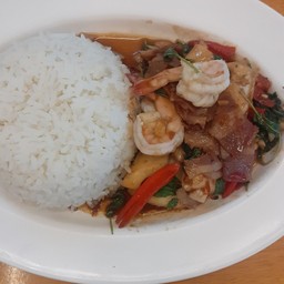 ผัดกระเพราทะเเลราดข้าว +ไข่ดาว