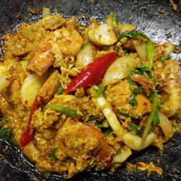 ผัดผงกะหรี่ราดข้าว