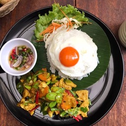 ผัดเครื่องแกงหมูราดข้าว