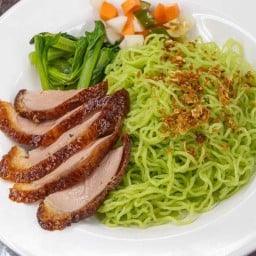 เตี๊ยมเจริญ เป็ดย่าง บะหมี่ปู หมูกรอบ