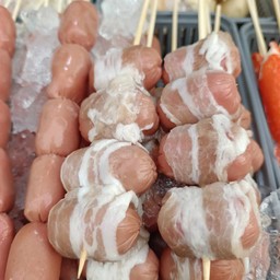 ไส้กรอกแดง  พันเบคอน