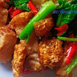 กับข้าว-คะน้าหมูกรอบ