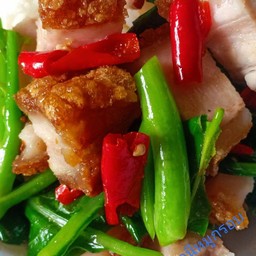 กับข้าว-ยำคะน้าหมูกรอบ