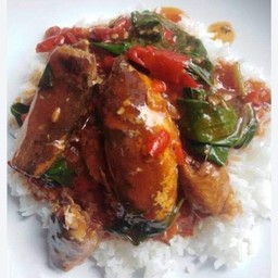 กระเพราปลากระป๋องราดข้าว