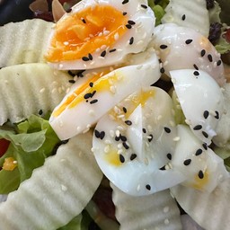 สลัดแอปเปิ้ลเครนเบอรี่ซอสทับทิม