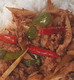 ผัดพริกแกงหมูใส่หน่อไม้ราดข้าว
