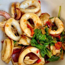 ข้าวผัดกระเพราปลาหมึก