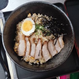 ข้าวผัดกระเทียมคอหมูย่าง