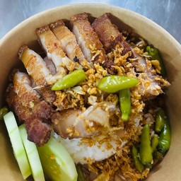 ข้าวหมูสามชั้นทอด กระเทียม พริกทอด